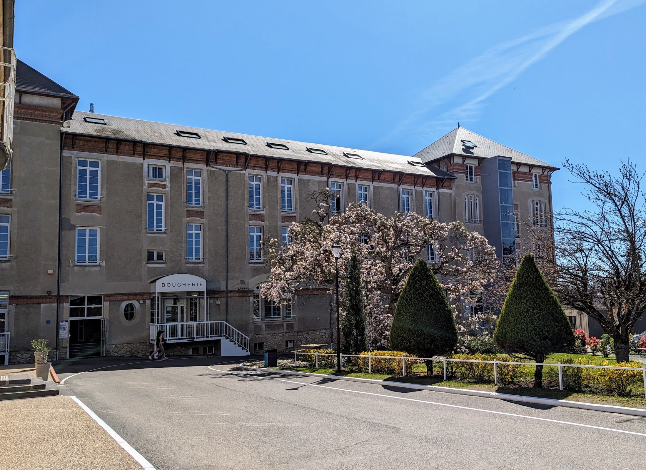 Entr&eacute;e.jpg (909 KB)