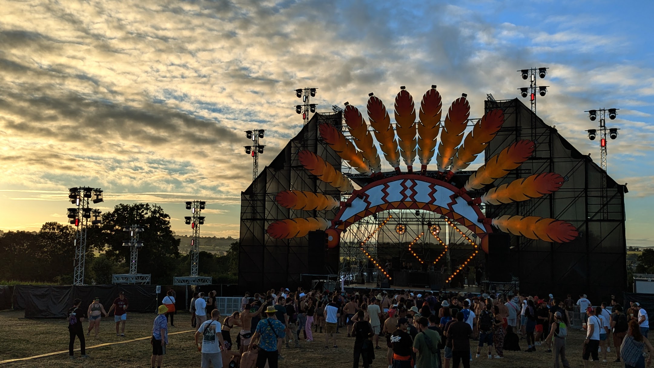 Techno Stage.jpg (450 KB)